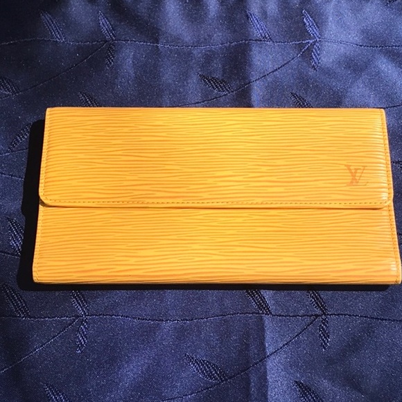 Louis Vuitton EPI Leather Wallet Firm already discounted - Picture 2 of 16